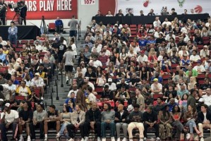 狄龙今日到现场观战火箭夏联比赛 坐在斯通与乌度卡中间